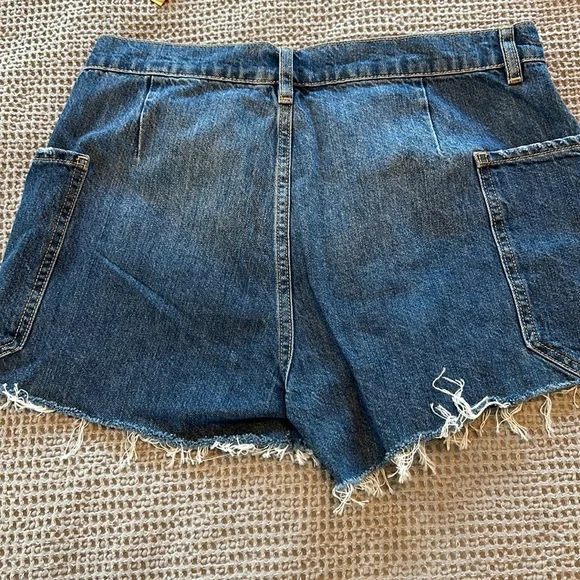 Frame Cut Off Pocket Denim Shorts - 8 - Picture 6 of 8